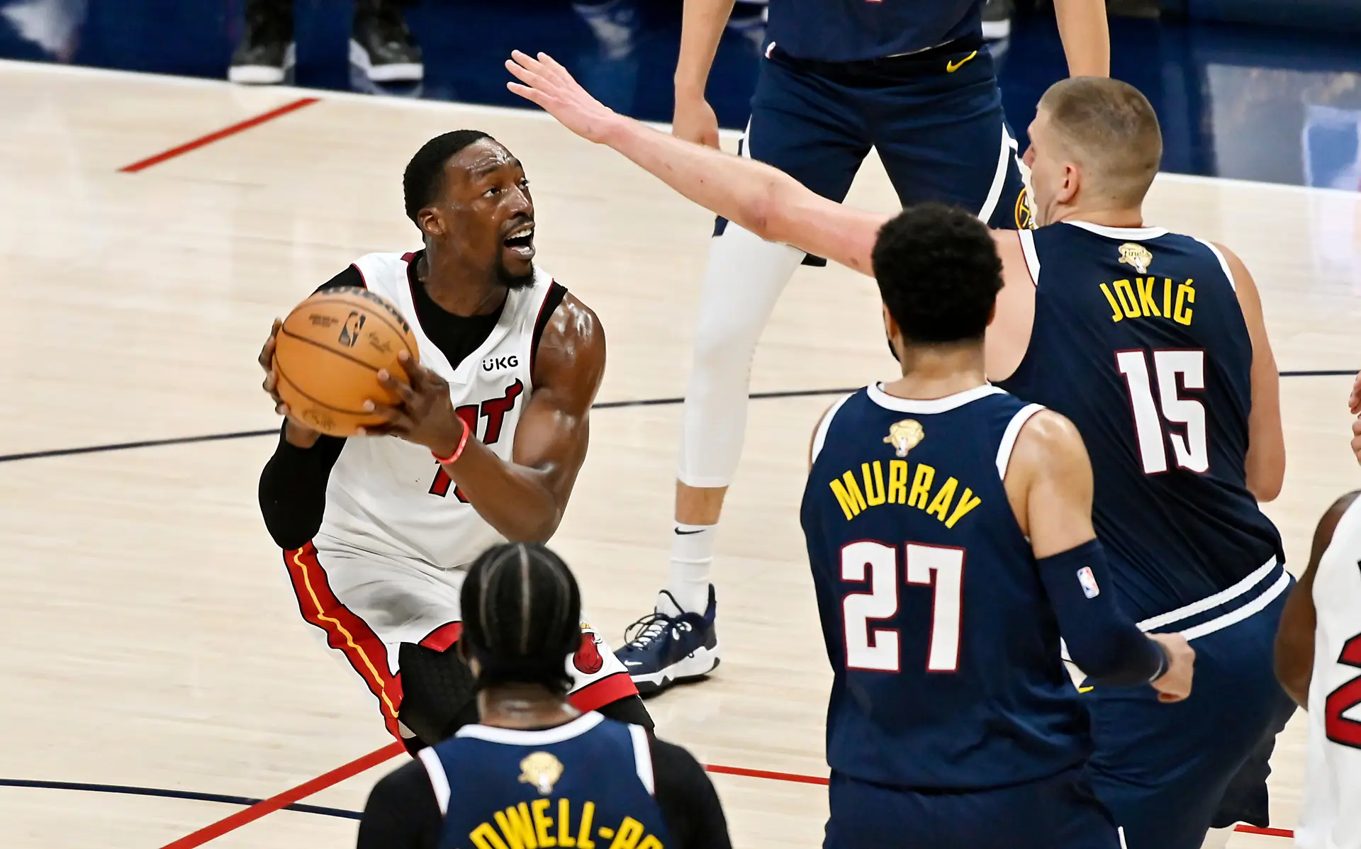 Os Miami Heat, campeões em 2006, 2012 e 2013, igualaram a final dos play-offs da Liga norte-americana de basquetebol (NBA), ao vencerem fora os Denver Nuggets, estreantes no duelo decisivo, por 111-108, no segundo jogo.