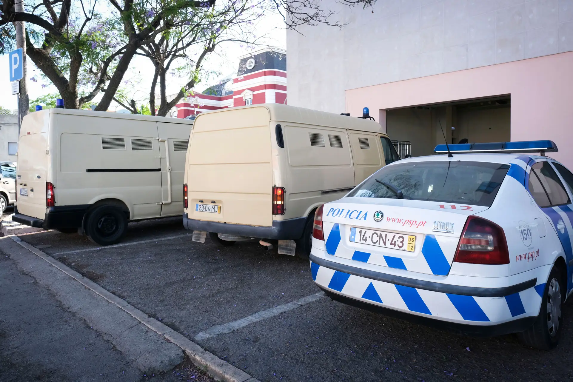 Carrinhas celulares e um veículo da PSP estacionados à entrada do Tribunal de Setúbal, onde se inicia a primeira sessão do julgamento do "Caso Jéssica".