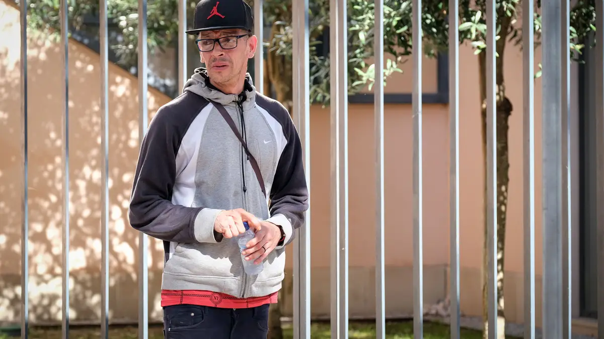 Alexandrino Biscaia, pai de Jéssica, de 3 anos, vítima de homicídio a 20 de junho de 2022, alegadamente devido a uma dívida da mãe por práticas de bruxaria, à chegada para participar no julgamento do "Caso Jéssica", no Tribunal de Setúbal.