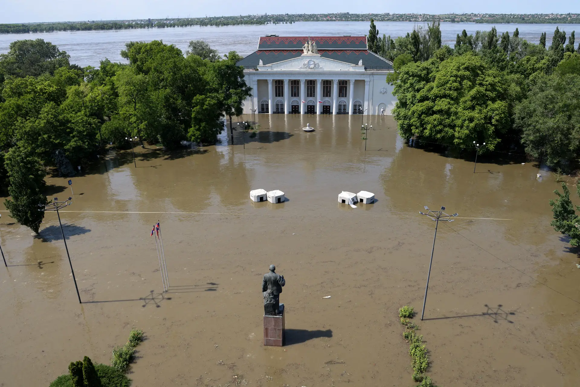 União Europeia envia ajuda após ataque a barragem na Ucrânia