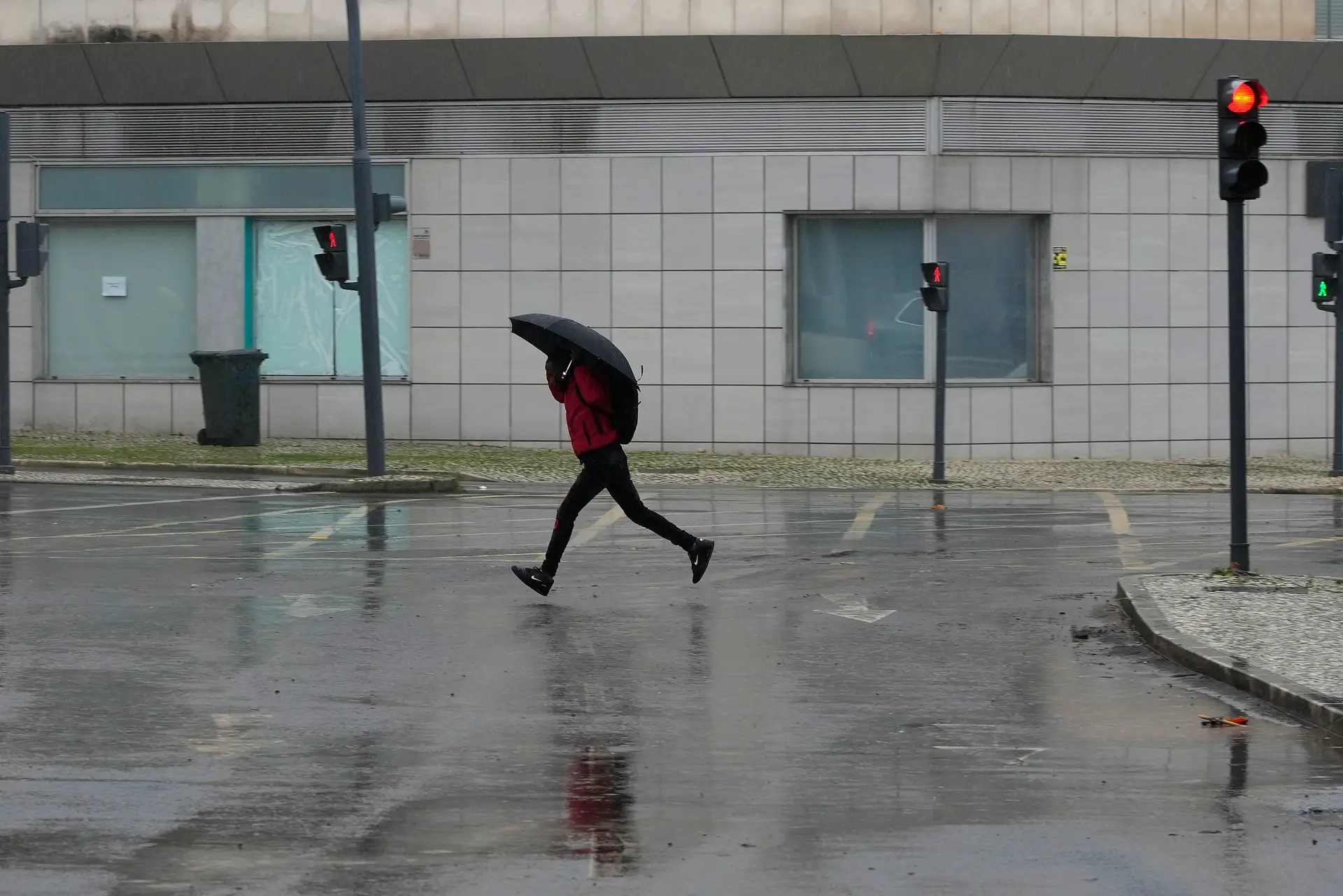 ESSA CARA É QUANDO DESCUBRO QUE TEM AULA NA SEXTA FEIRA COM CHUVA