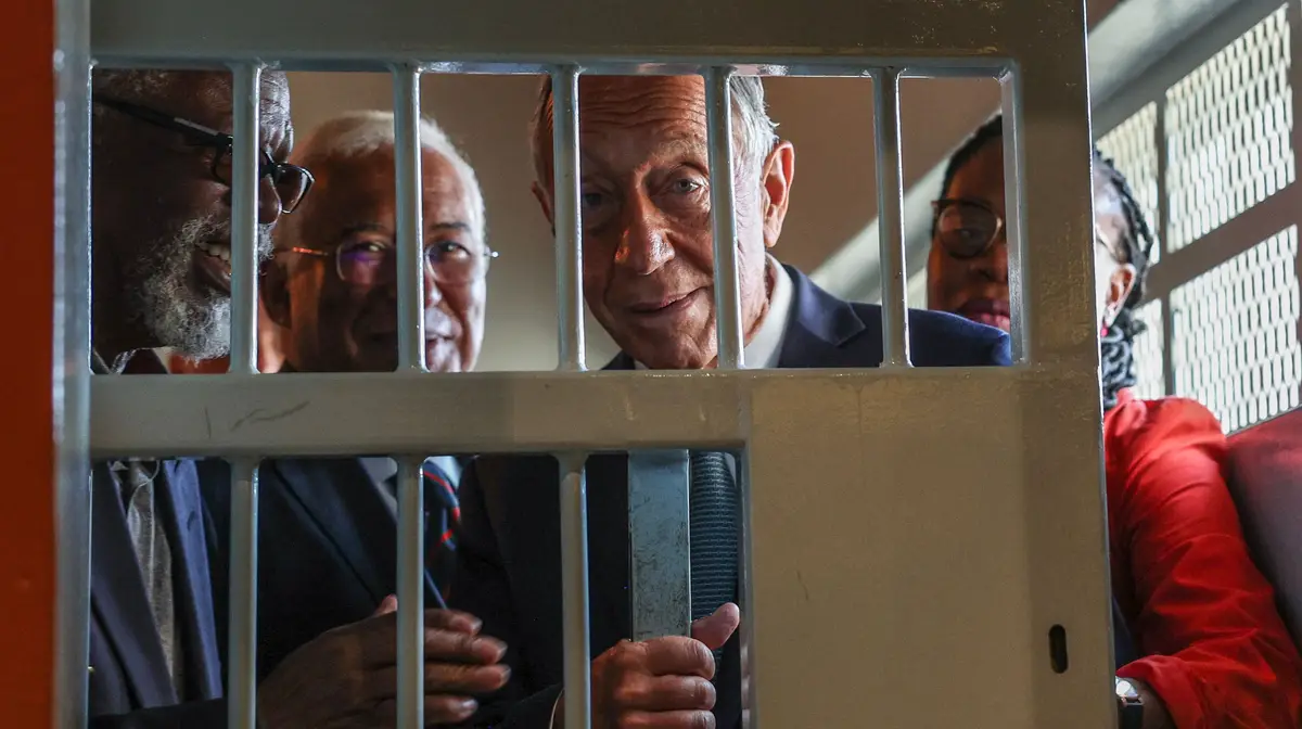 O Presidente da República, Marcelo Rebelo de Sousa, acompanhado pelo primeiro-ministro, António Costa, durante a visita ao Museu do Apartheid, em Joanesburgo, África do Sul