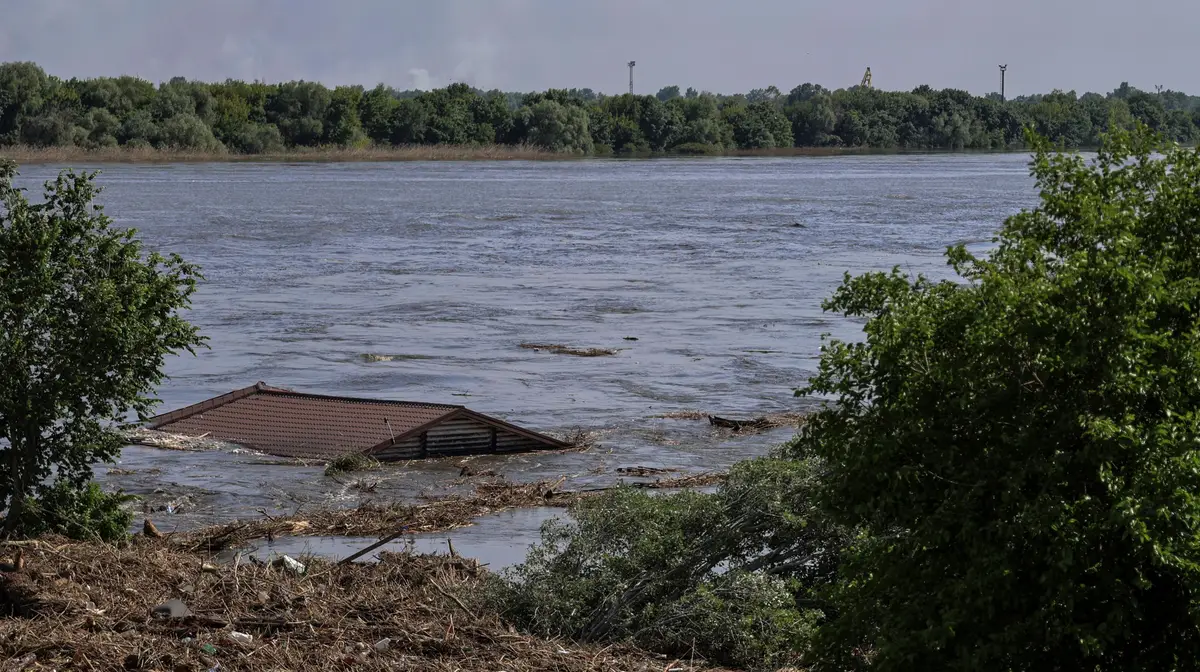 Telhado visto a boiar no rio Dnipro, na Ucrânia.