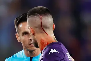 Final Liga Conferência: jogador da Fiorentina é atingido por objeto atirado da bancada
