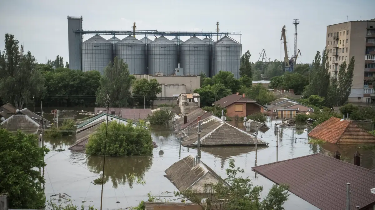 Inundações na cidade de Kherson após explosão de barragem