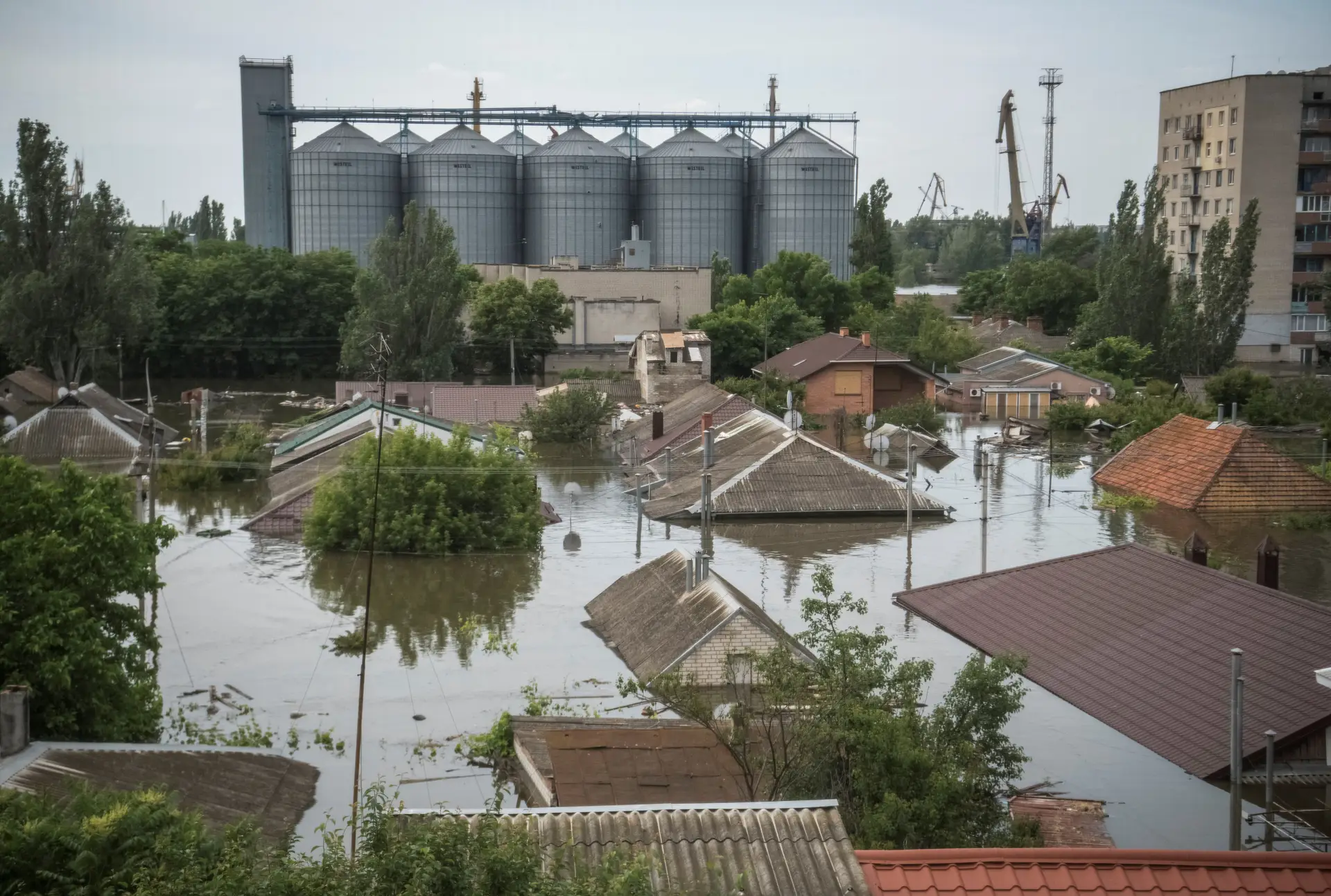 Inundações na cidade de Kherson após explosão de barragem