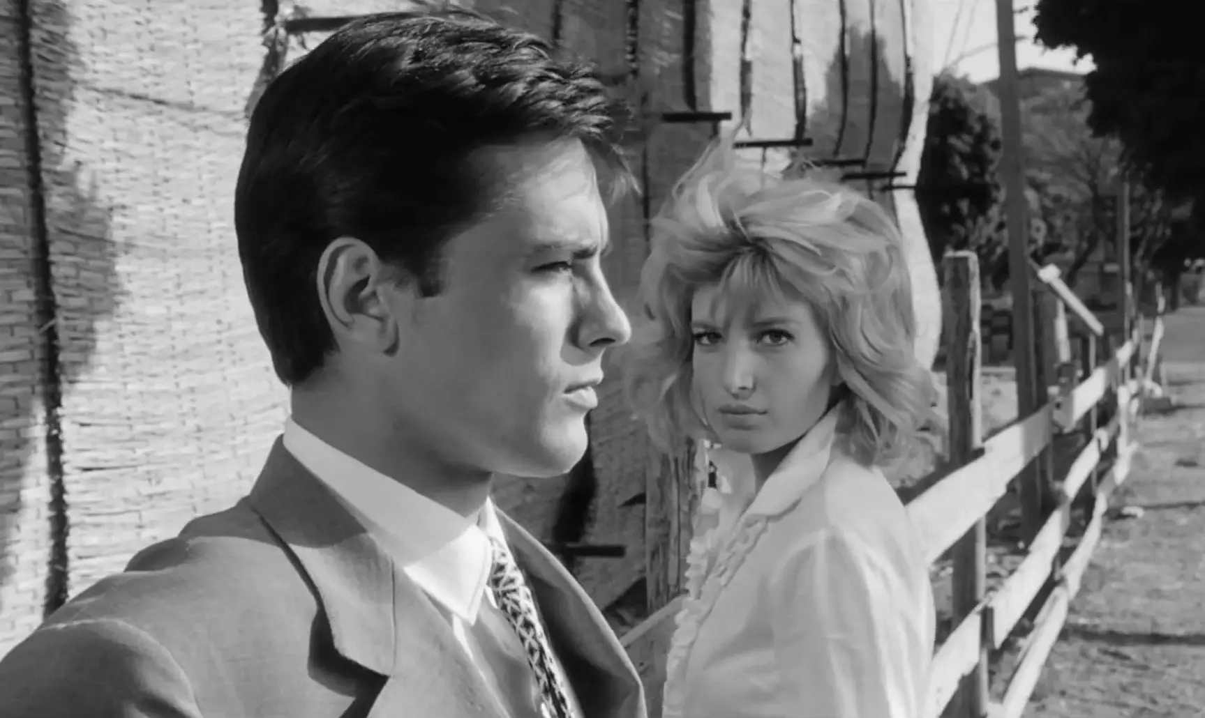 Alain Delon e Monica Vitti filmados por Antonioni em 1962: a cidade e a solidão