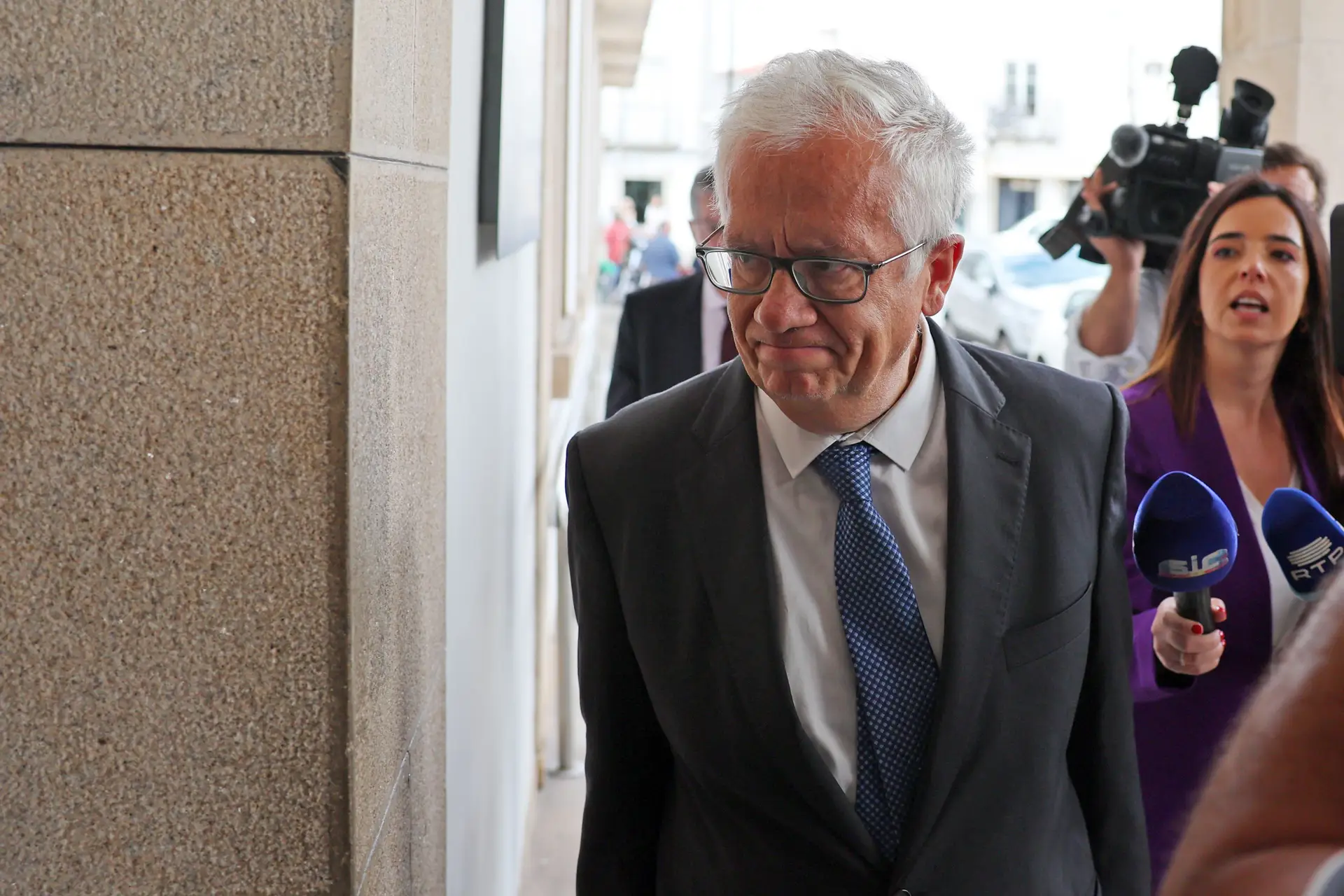 Ex-ministro da Administração Interna, Eduardo Cabrita, à chegada ao Tribunal Judicial de Évora para ser interrogado como arguido na instrução do processo do atropelamento mortal na A6.
