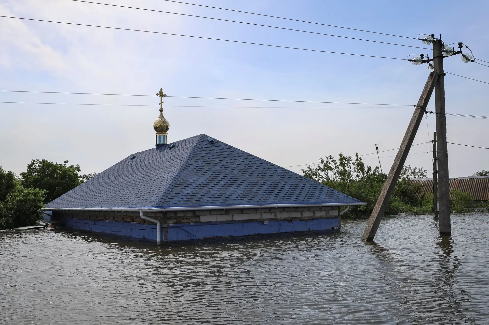 Rússia retirou 1.500 pessoas de zonas inundadas pela destruição de barragem