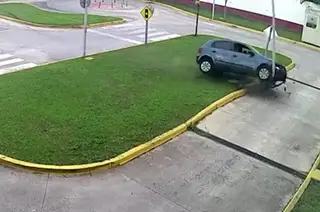 Exame de condução termina com o carro a derrubar um poste