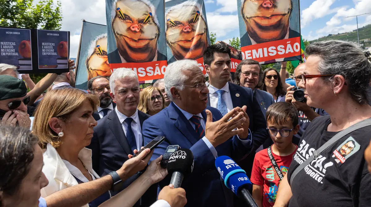 O primeiro-ministro António Costa (C) acompanhado pela mulher Fernanda Tadeu (E) fala com professores durante as comemorações oficiais do Dia de Portugal, de Camões e das Comunidades Portuguesas, no Peso da Régua