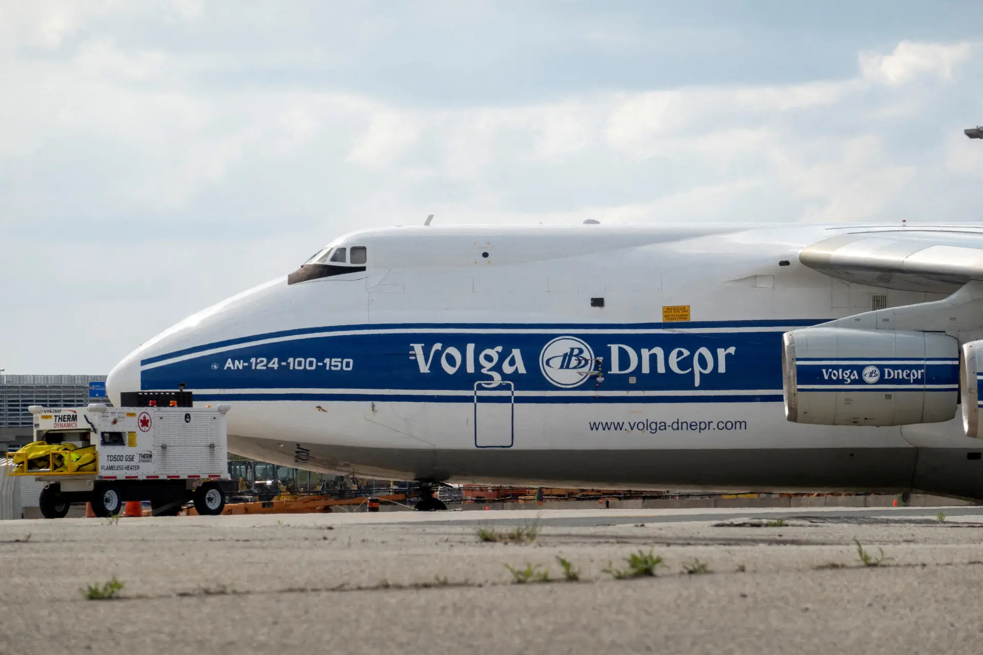 Avião russo Antonov 124 no Aeroporto Pearson, em Toronto, Canadá.