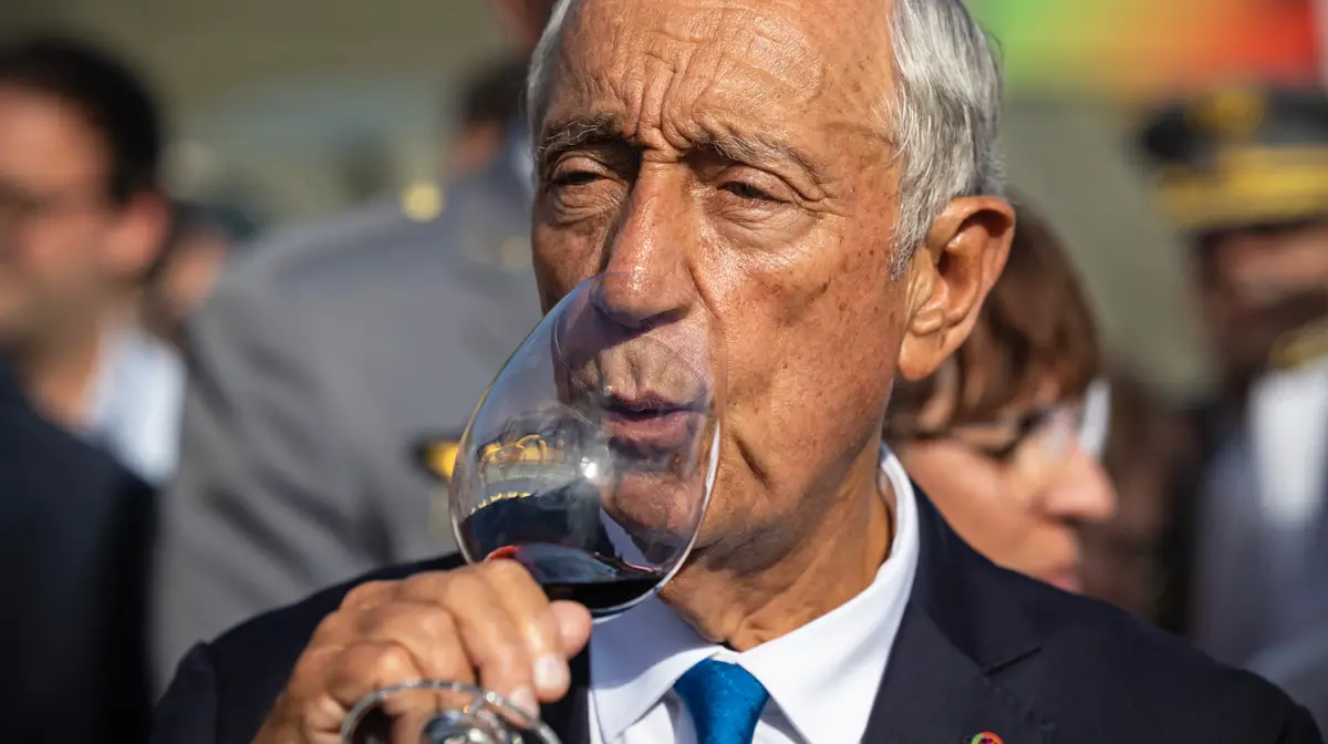 O Presidente da República, Marcelo Rebelo de Sousa, bebe um copo de vinho do Porto durante a visita à Exposição das Forças Armadasdurante as comemorações oficiais do Dia de Portugal, de Camões e das Comunidades Portuguesas