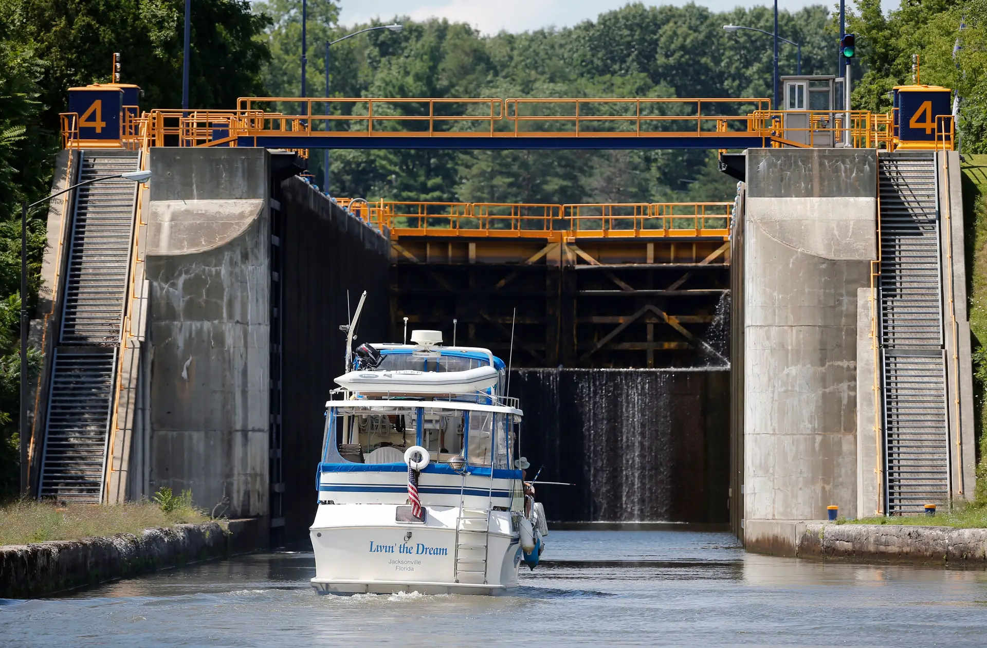 Barco turístico vira em caverna subterrânea em Nova Iorque