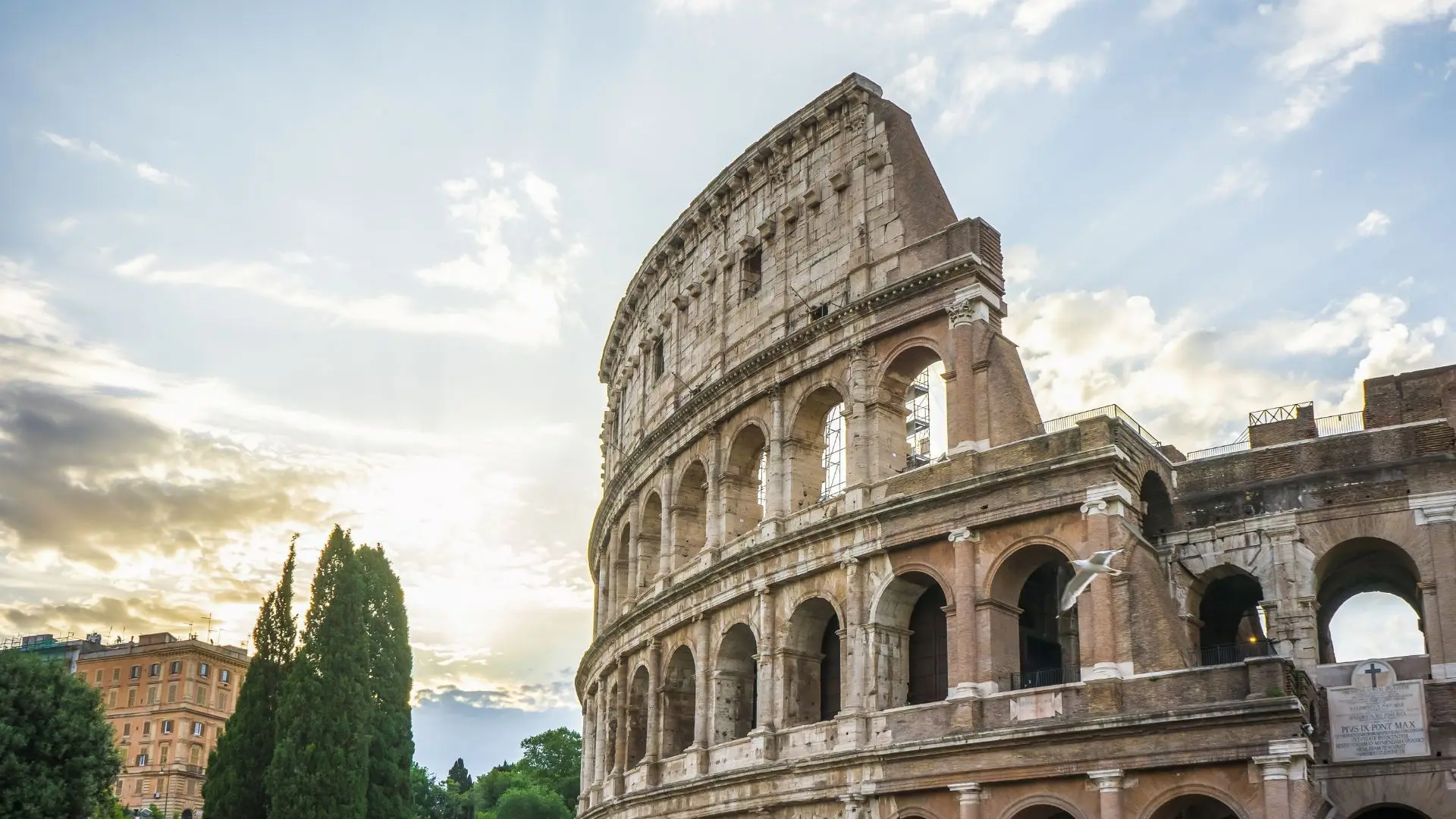 Turista escreveu o seu nome e o da namorada no Coliseu de Roma. Ministro promete punição