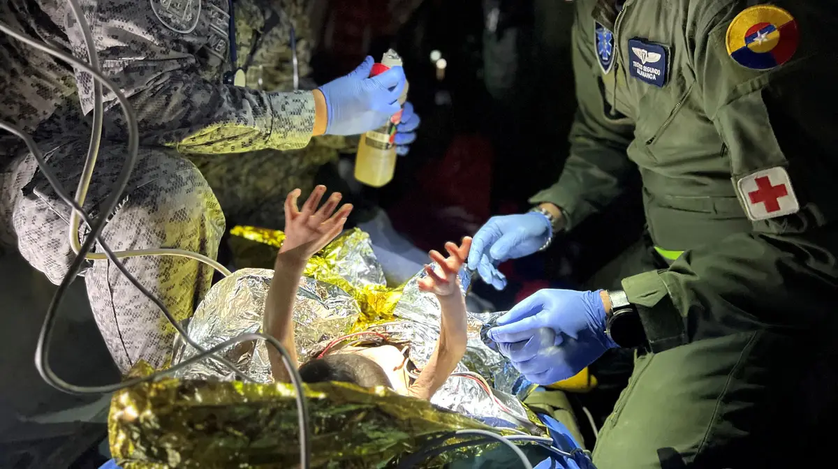 Momento em que uma das crianças é socorrida por militares da Força Aérea colombiana