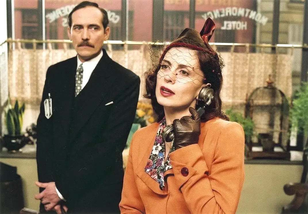 Serge Renko e Katerina Didaskalou em "Agente Triplo": revisitando a França de 1936-37