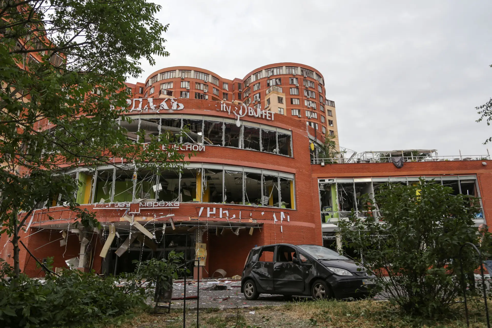Ataque em Odessa atinge edifícios residenciais, um centro comercial e uma escola