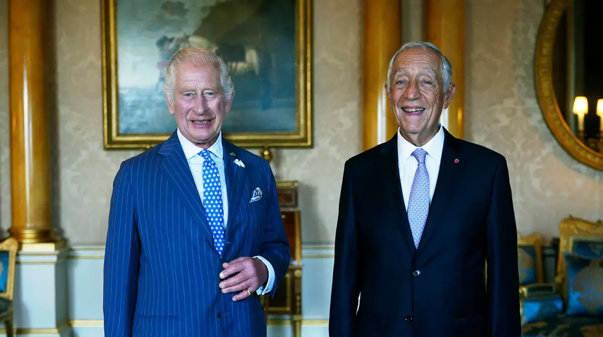 Presidente da República condecora Rei Carlos III