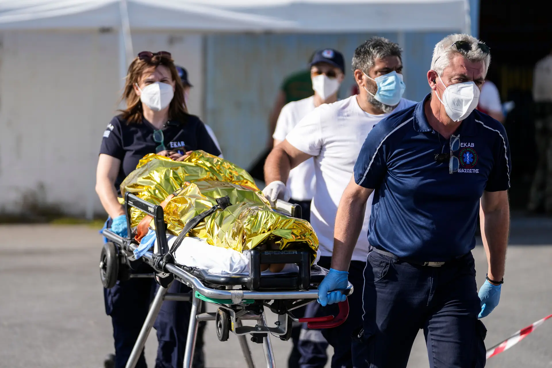 Tragédia no Mediterrâneo: buscas por sobreviventes continuam