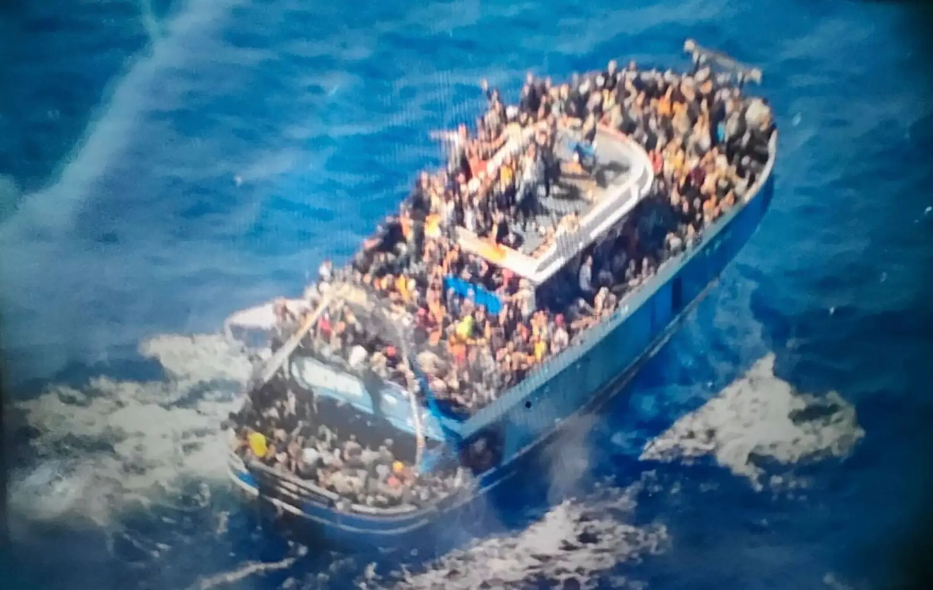 Barco naufragado na Grécia virou-se ao ser rebocado pela guarda costeira grega