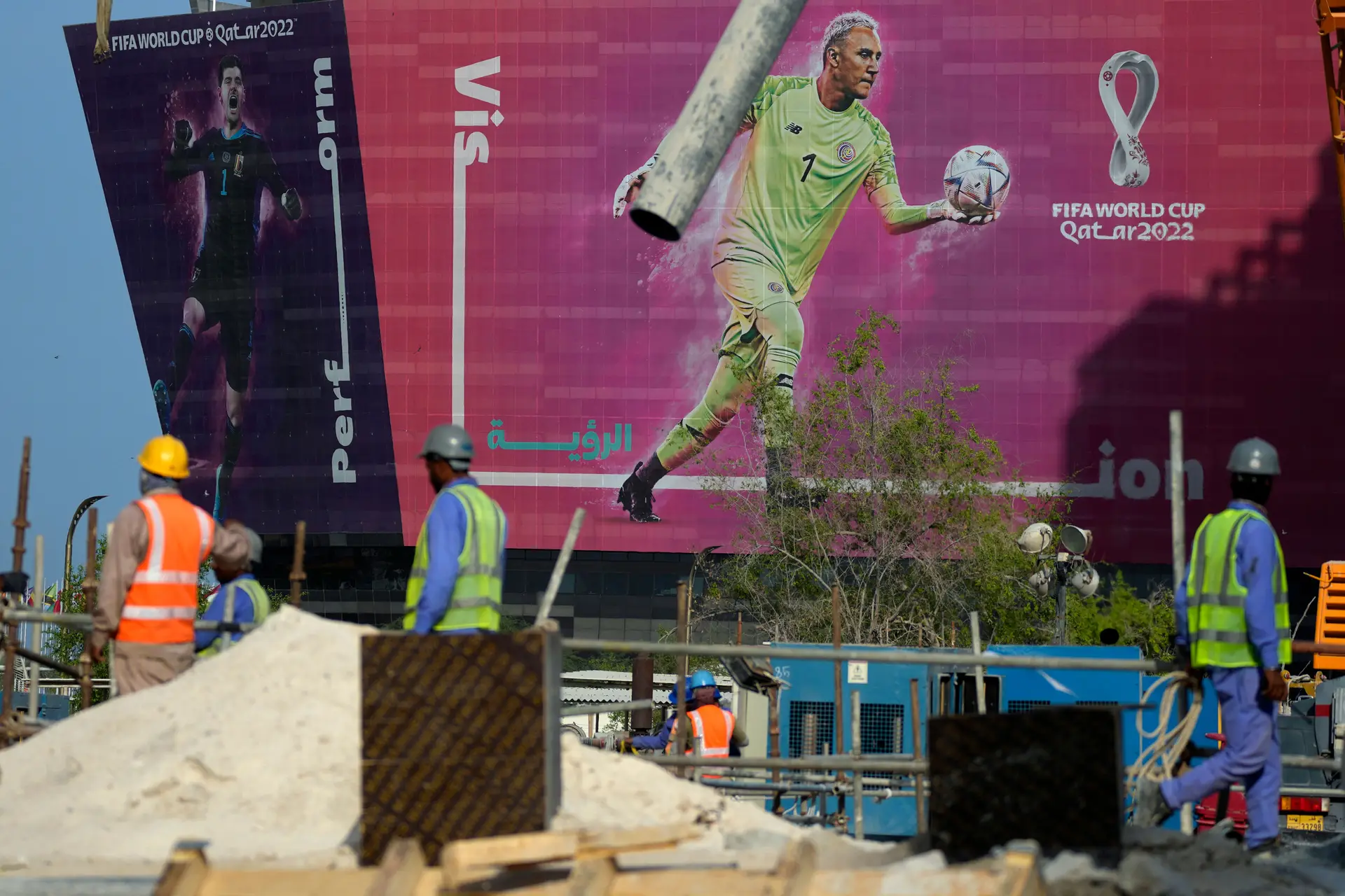Migrantes contratados para o Mundial 2022 sofreram "danos e abusos relacionados com o trabalho"