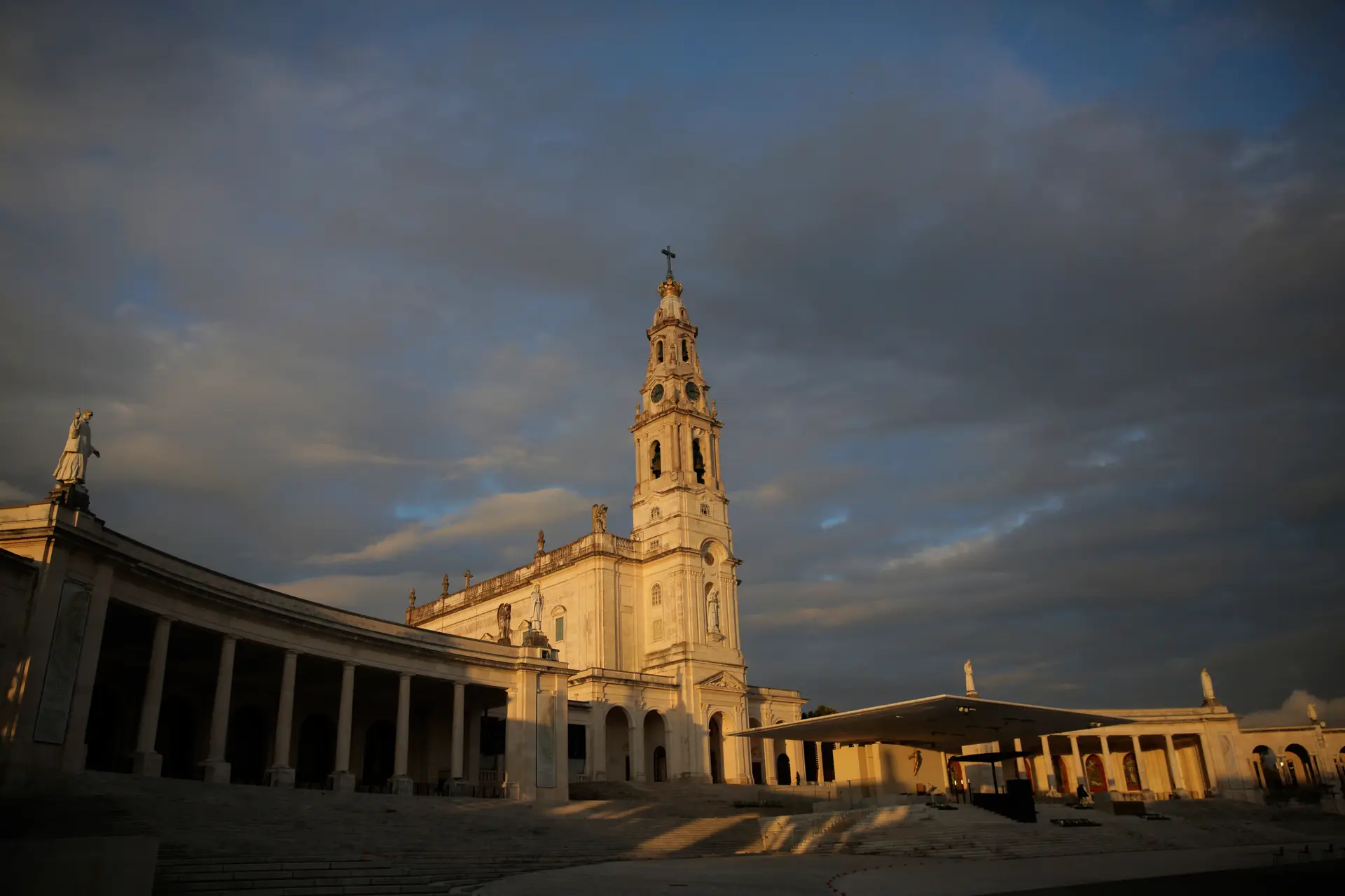 Papa reza o terço em Fátima com 112 jovens deficientes e reclusos