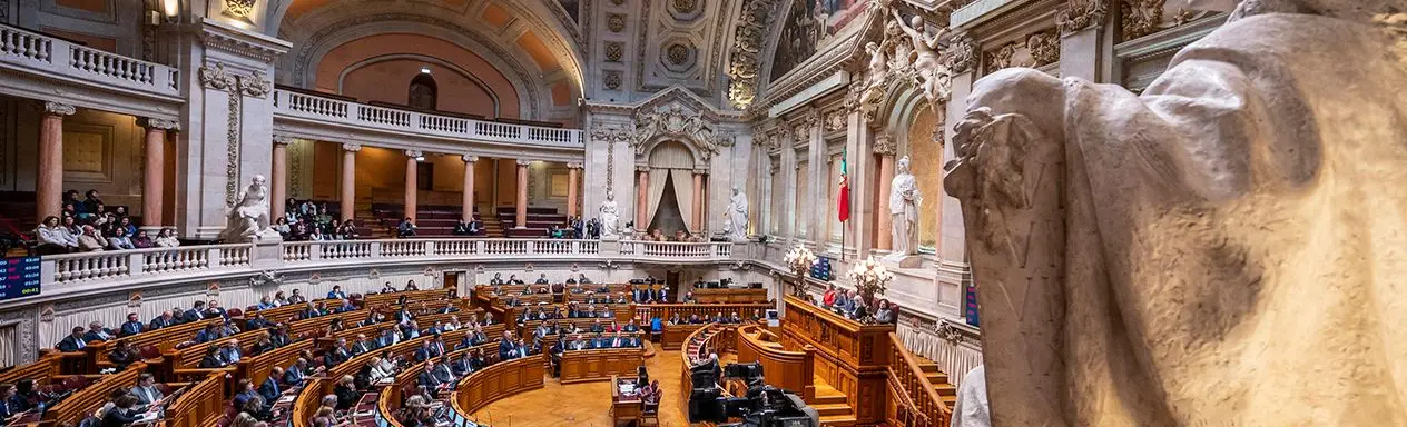 Aprovados diplomas do PSD e PS para descriminalizar drogas sintéticas