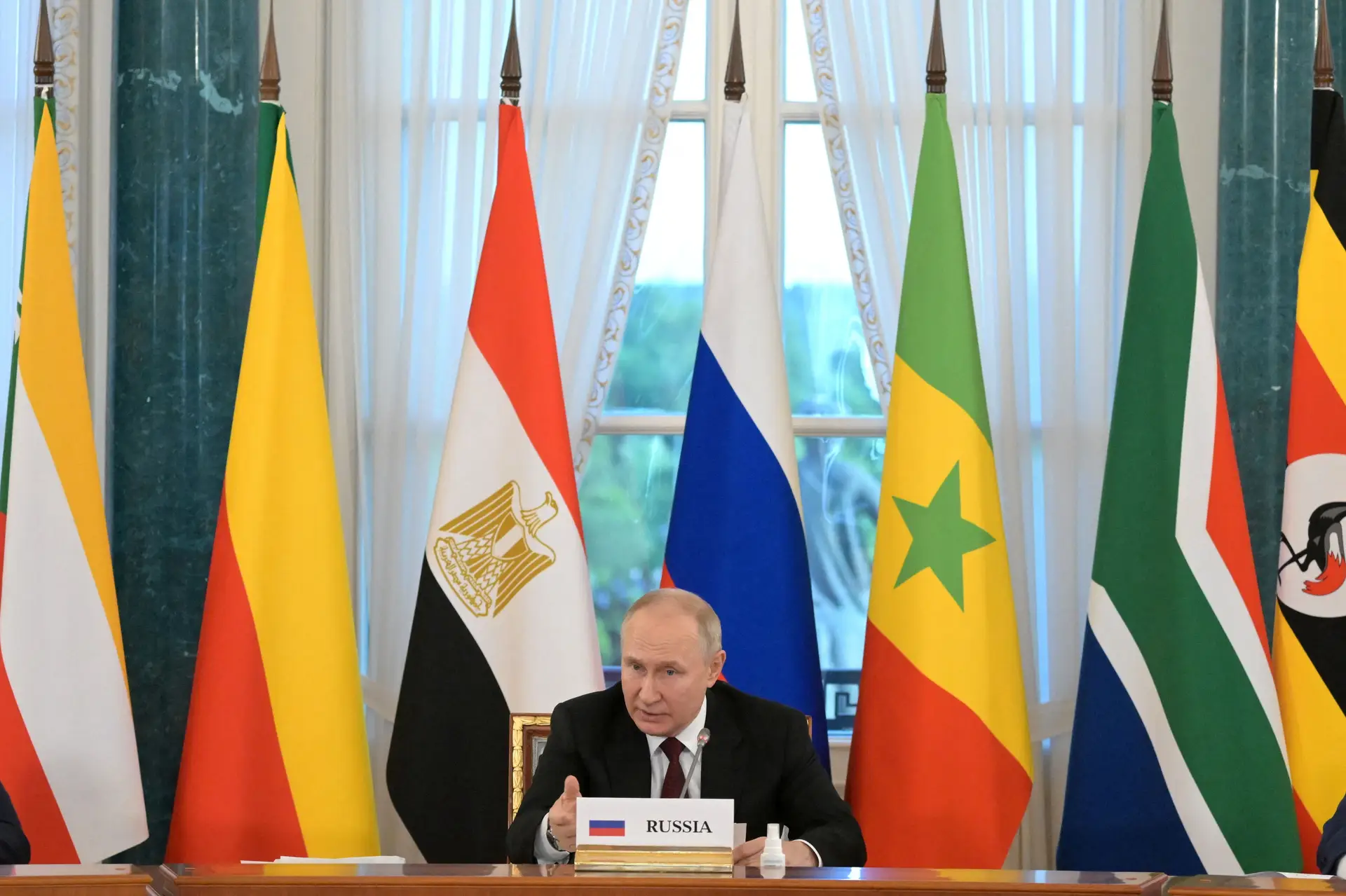 Putin diz estar pronto para "diálogo construtivo com aqueles que querem a paz"