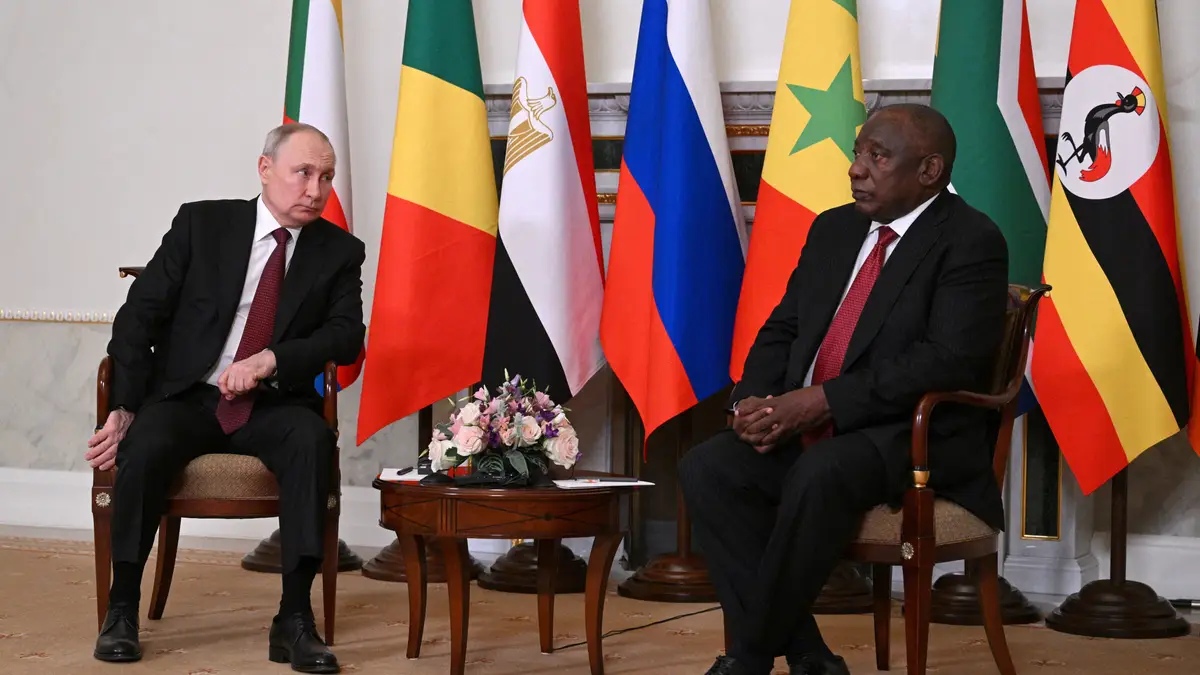 Putin recebe em São Petersburgo o presidente sul-africano Cyril Ramaphosa, líder de uma delegação africana para negociações de paz.