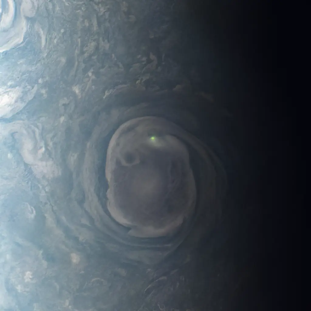 A missão Juno da NASA capturou uma imagem de relâmpagos perto do polo norte de Júpiter. Na Terra, os relâmpagos têm origem nas nuvens de água e ocorrem com mais frequência perto do equador, enquanto em Júpiter os relâmpagos ocorrem em nuvens que contêm uma solução de amoníaco e água e são vistos com mais frequência perto dos polos.