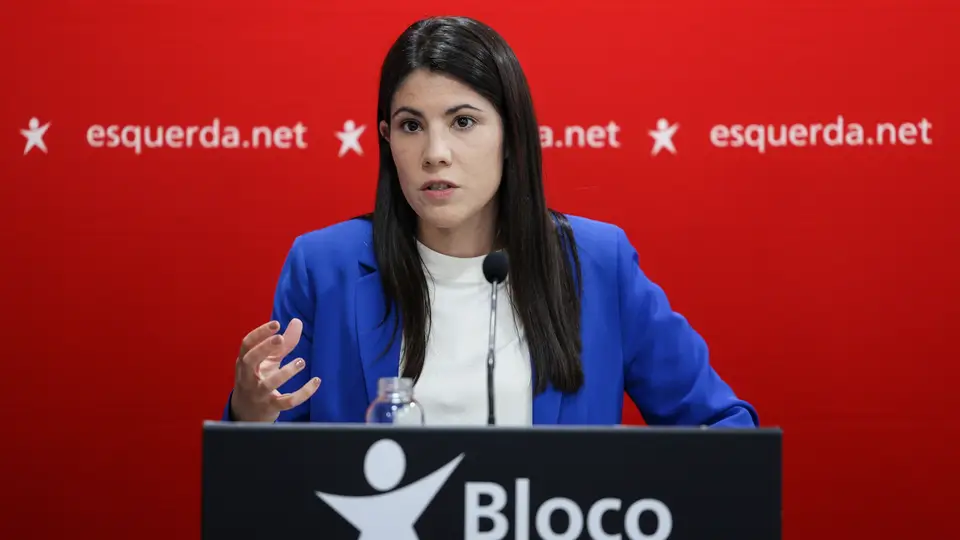 Mariana Mortágua intervém na conferência de imprensa para análise da situação política.