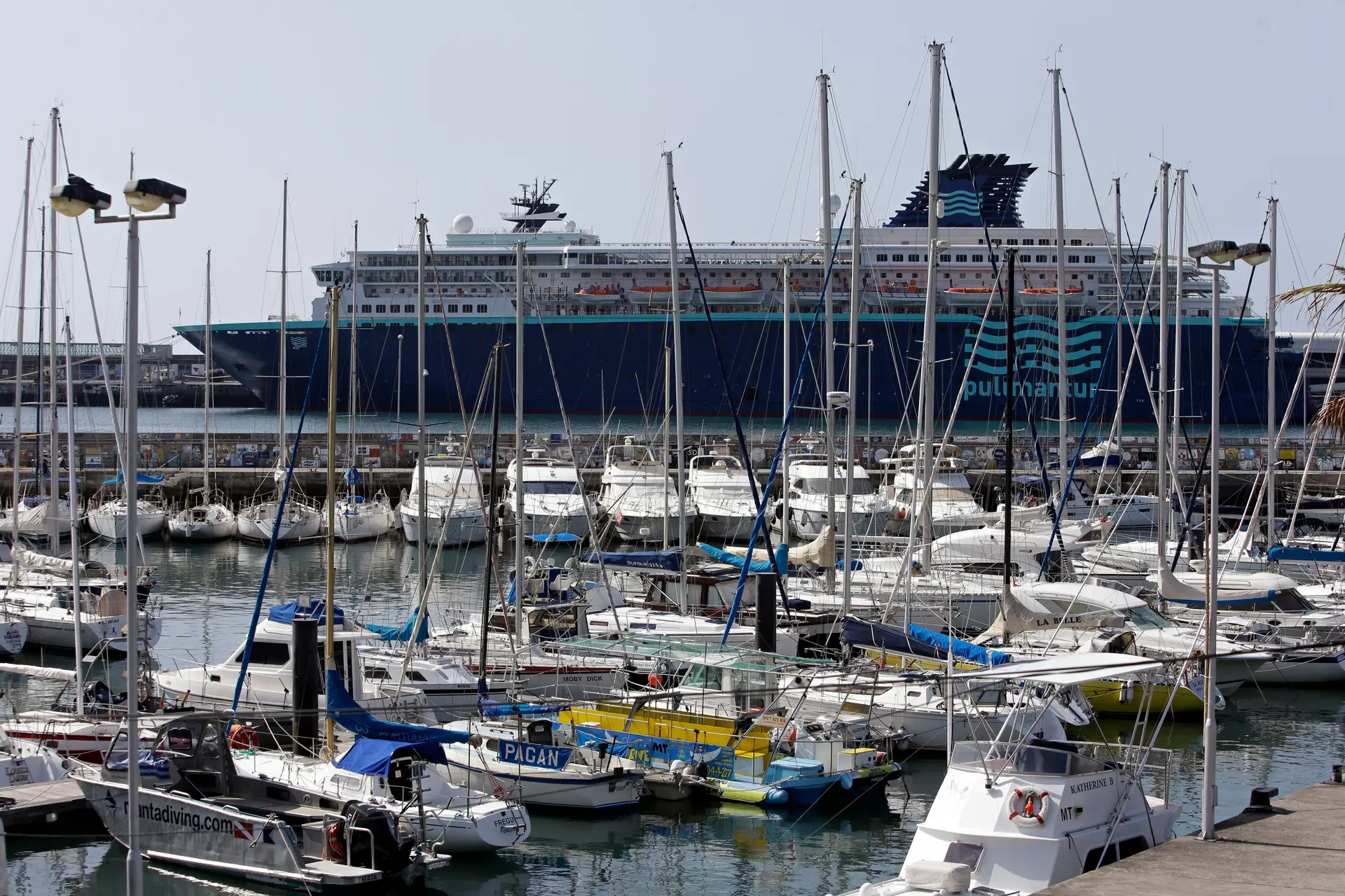 Navio de cruzeiro ancorado no Porto do Funchal, na ilha da Madeira.
