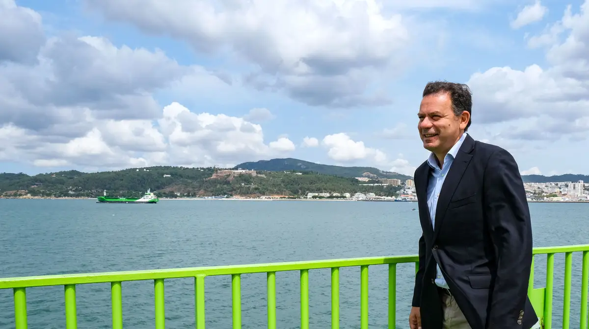 O presidente do Partido Social Democrata (PSD), Luís Montenegro, a bordo de um Ferryboat da Atlantic Ferries, durante a travessia do rio Sado, no âmbito do programa 'Sentir Portugal em ...' Setúbal