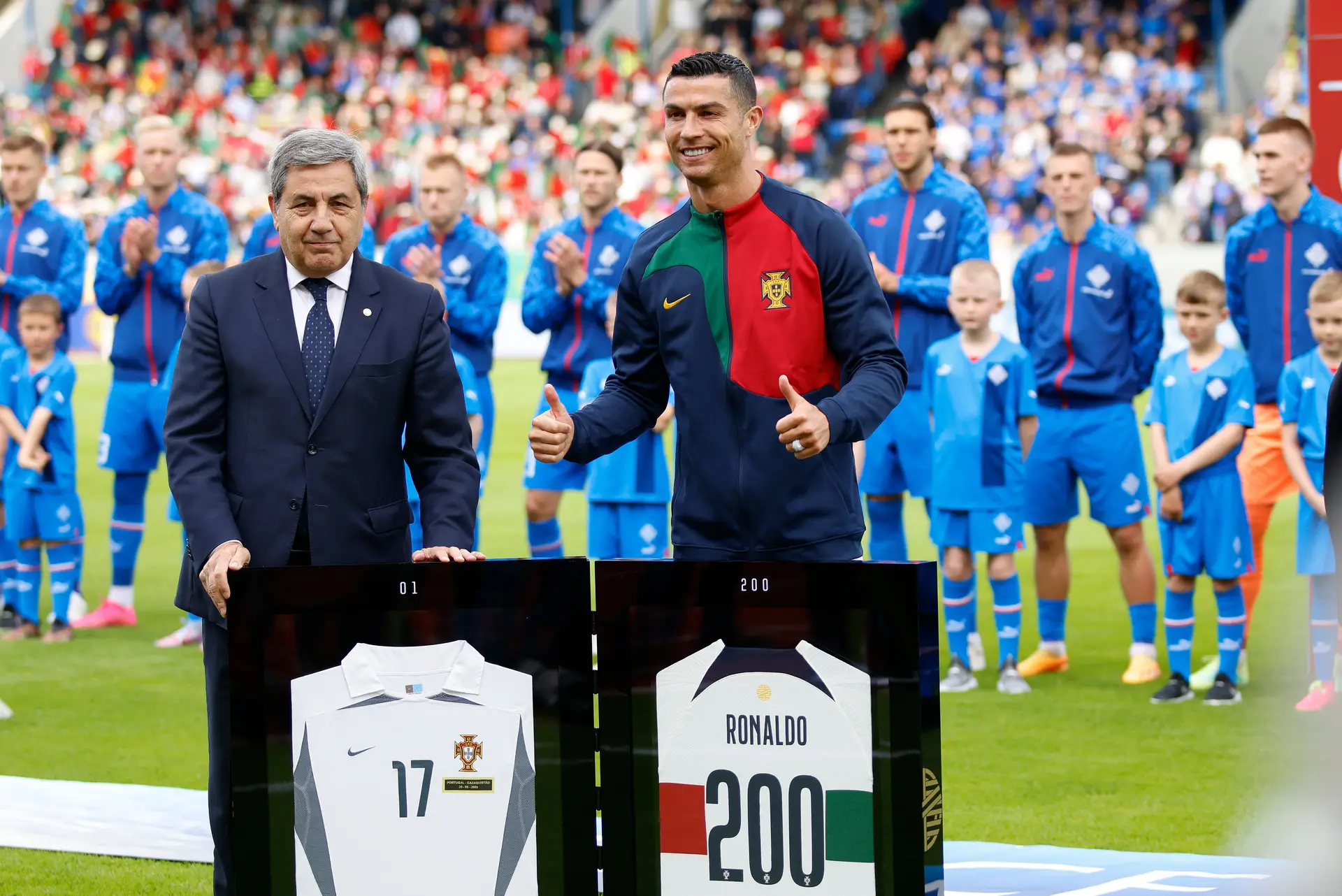 CR7 foi homenageado antes do encontro com a Islândia