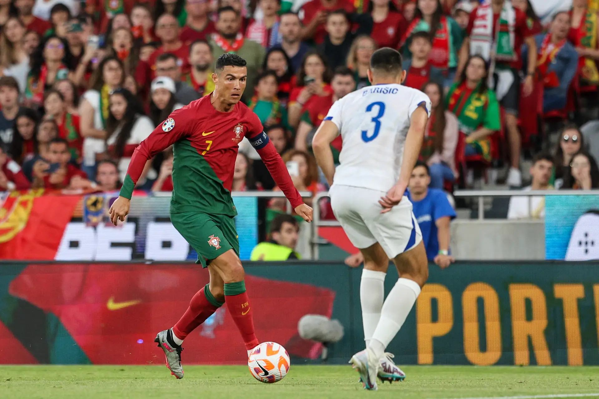 Cristiano Ronaldo em ação diante da Bósnia-Herzegovina, em jogo de qualificação para o Euro 2024.
