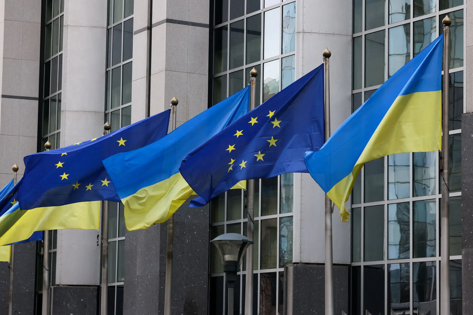 Bruxelas diz que reformas da Ucrânia para aderir à UE são iguais às da NATO
