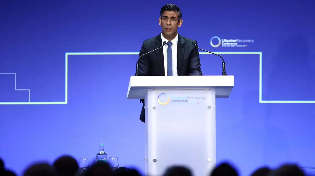Rishi Sunak discursa durante URC2023, que se realiza em Londres.