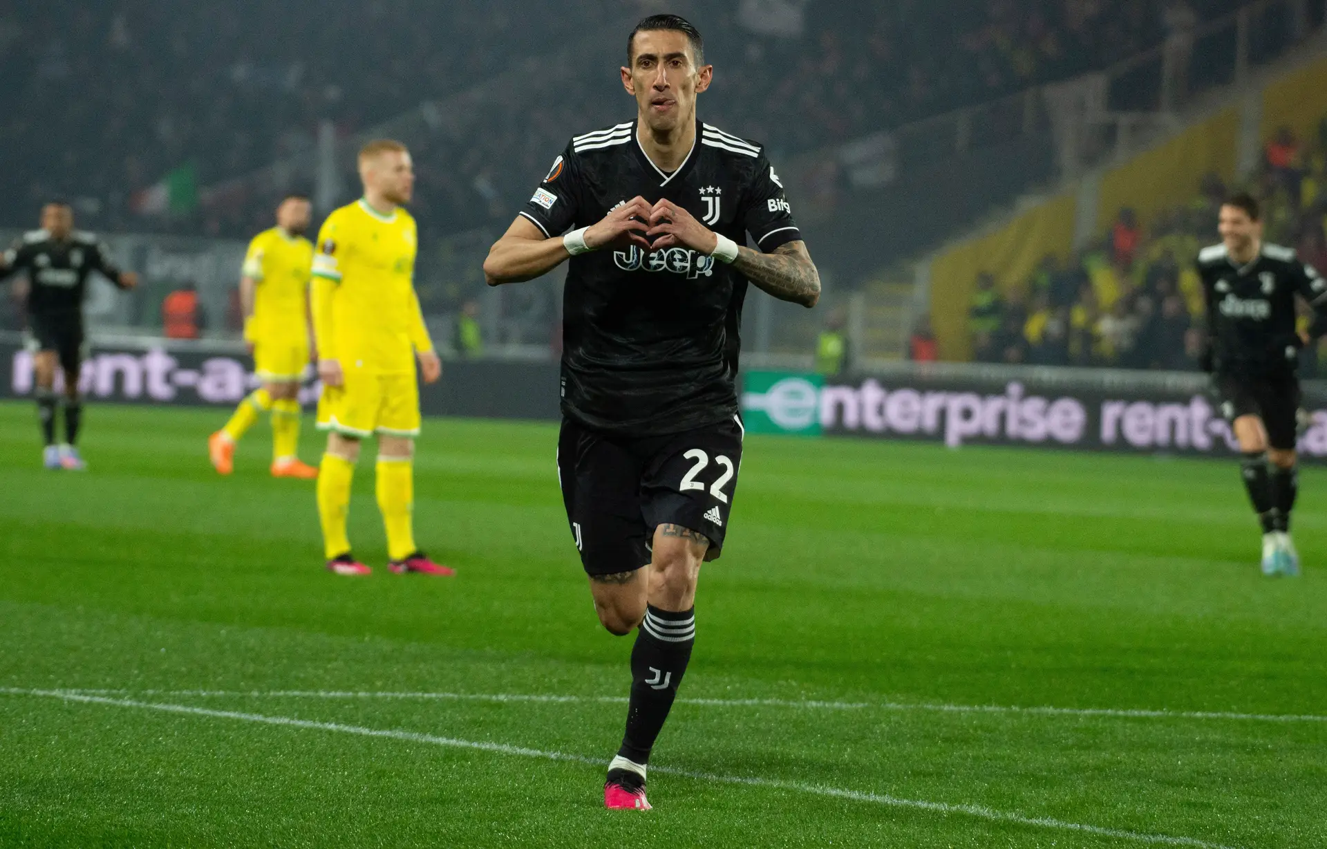 Campeão mundial, Di María volta às suas origens e assina com Benfica