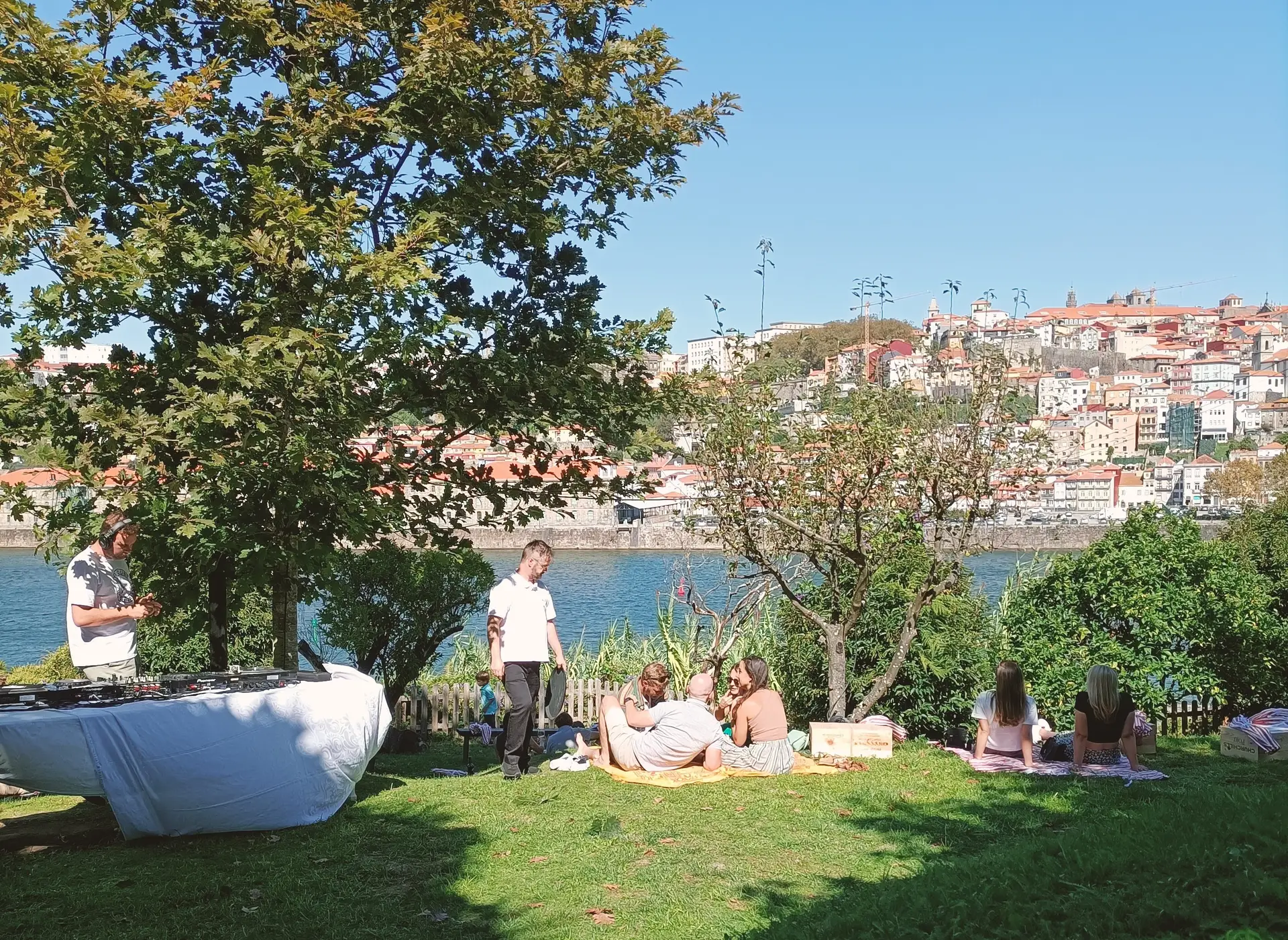 Um jardim secreto sobre o Douro onde há vinhos, petiscos e música