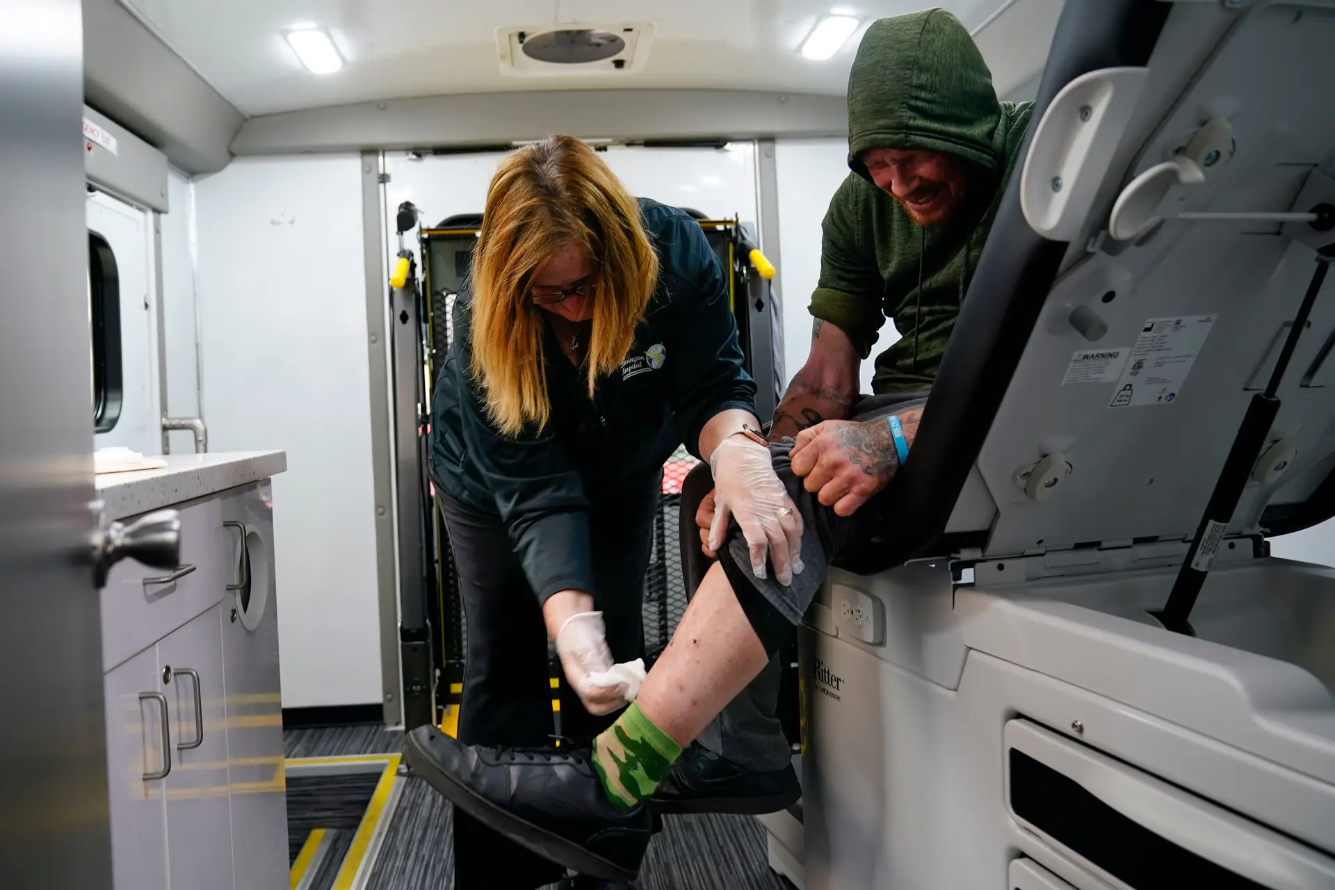 Uma enfermeira trata dos ferimentos de um homem que tomou xilazina. Kensington, Filadélfia, 23 de maio de 2023.