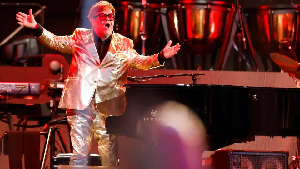 Elton John dá última concerto no Reino Unido, no Festival de Glastonbury