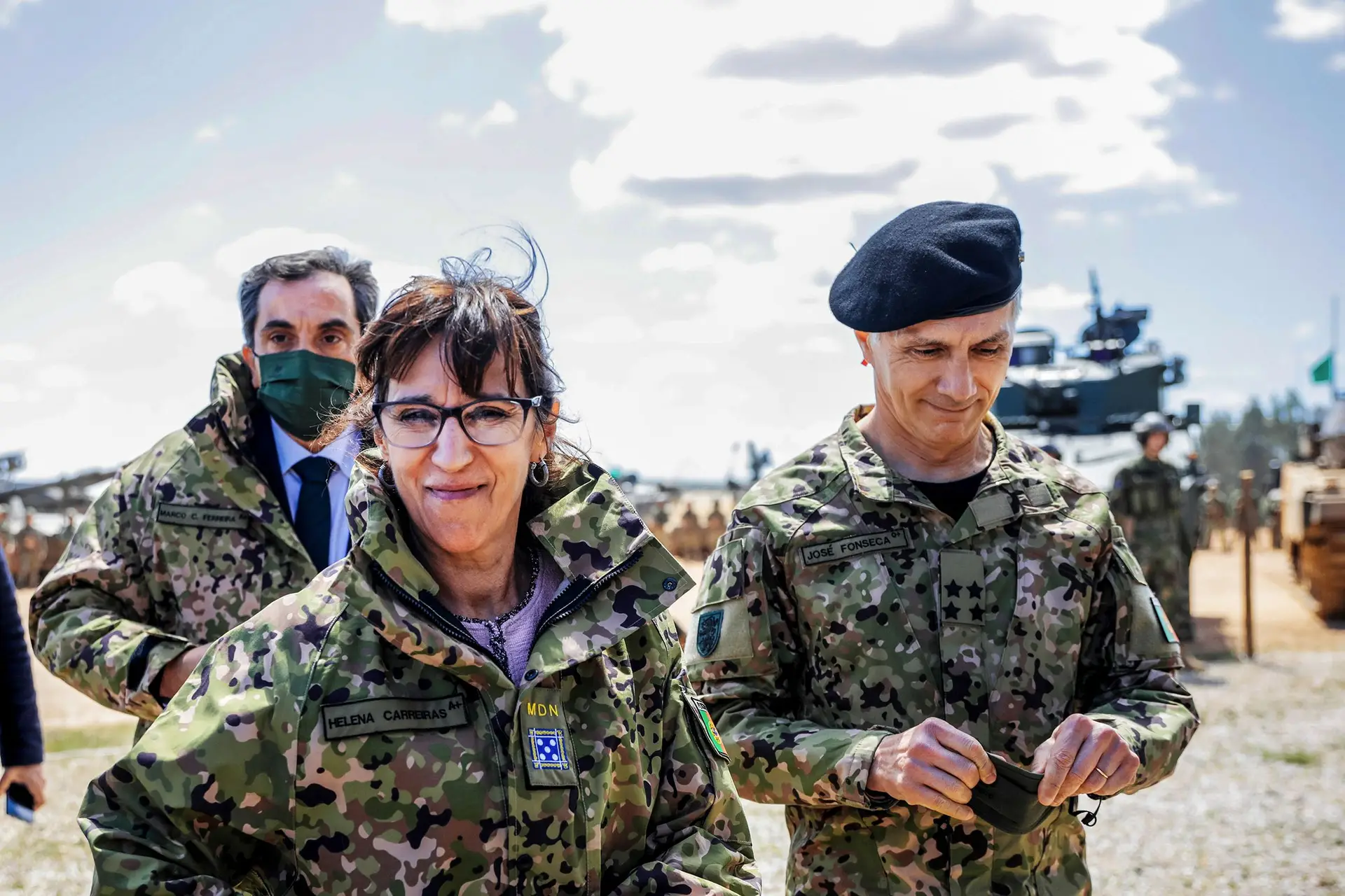 A ministra da Defesa Nacional, Helena Carreiras (C), acompanhada pelo general José Fonseca (D), Chefe do Estado-Maior do Exército, e pelo pelo secretário de Estado da Defesa Nacional, Marco Capitão Ferreira