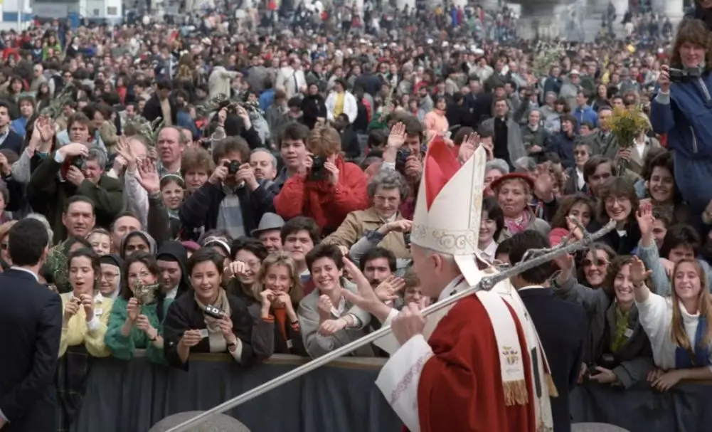 1986: João Paulo II, o Papa responsável pela criação da Jornada Mundial da Juventude, abençoa os jovens que em Roma, Itália, participaram na primeira edição, que decorreu a nível diocesano