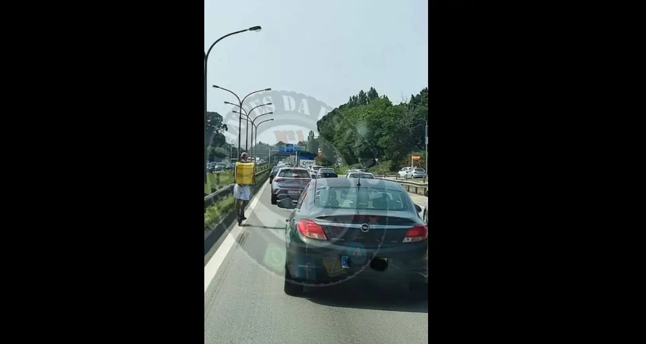 Estafeta fotografado a circular de trotineta em autoestrada no Porto