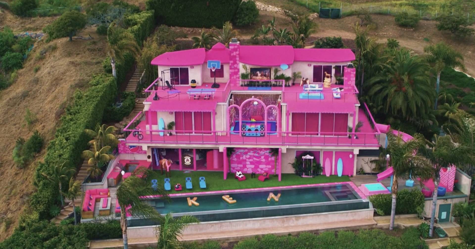 DECORANDO A PISCINA MAIS ROSA DO BRASIL - CASA BARBIE DREAMHOUSE 