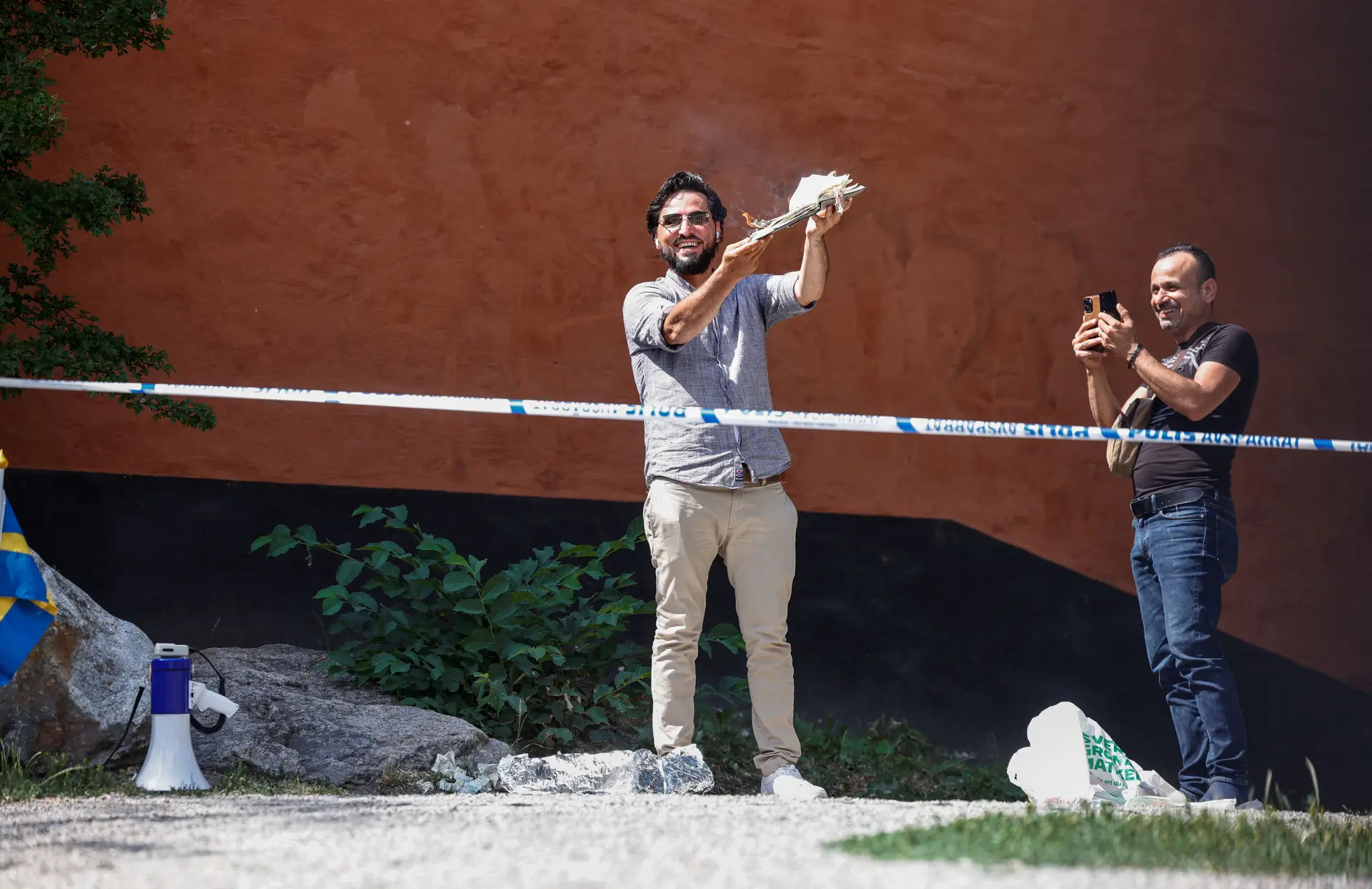 Provocação? Homem queima Corão em frente a mesquita de Estocolmo
