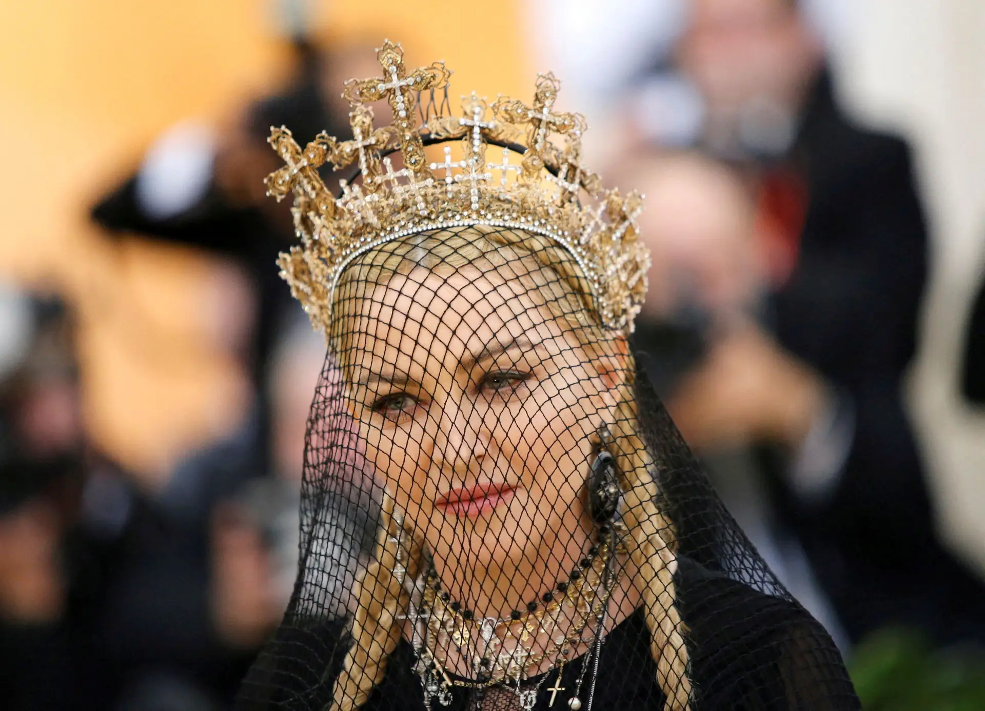 Madonna sai do hospital (em ambulância privada) após infeção grave