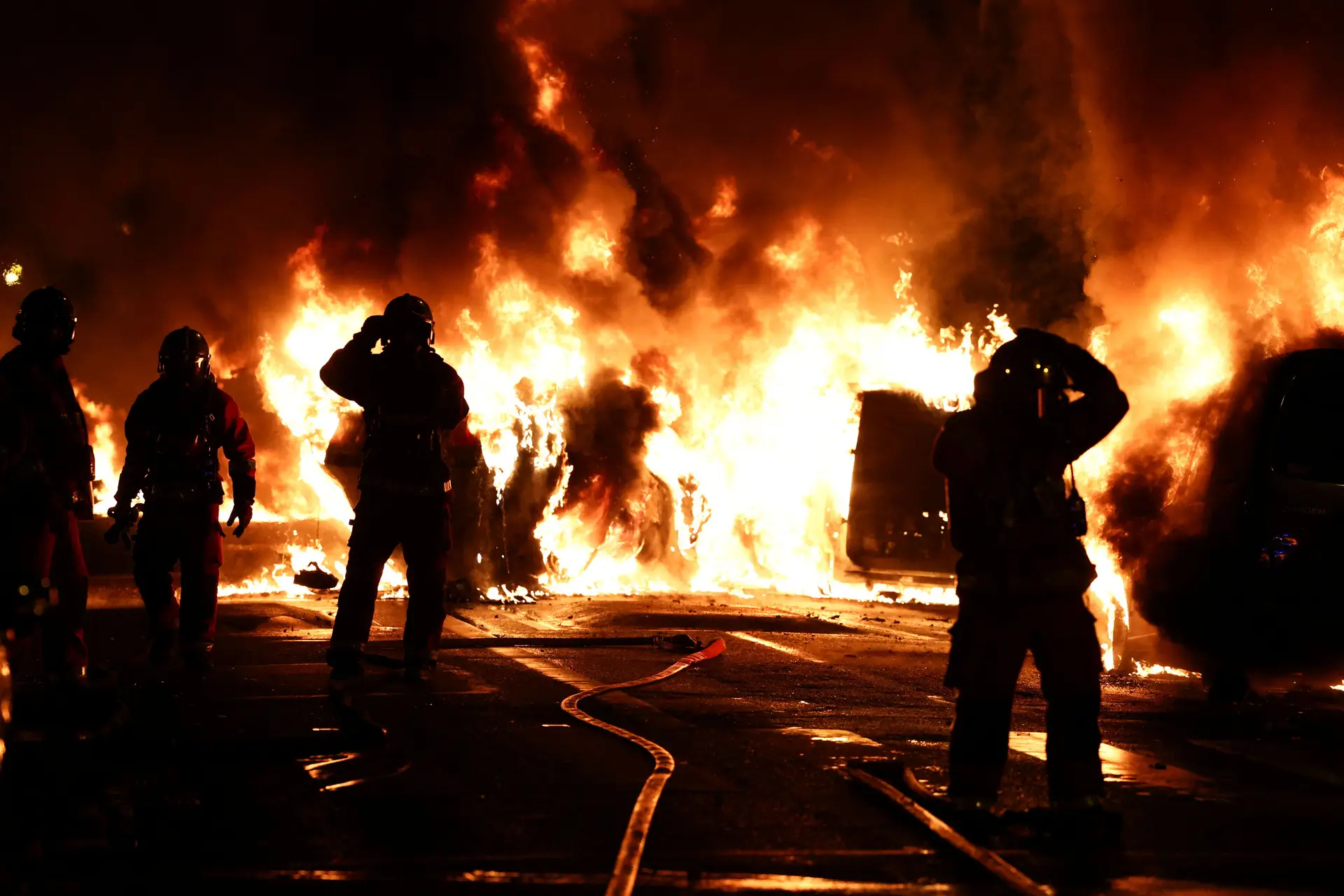 Protesto contra a morte a tiro pela polícia do jovem de 17 anos, em Paris, França