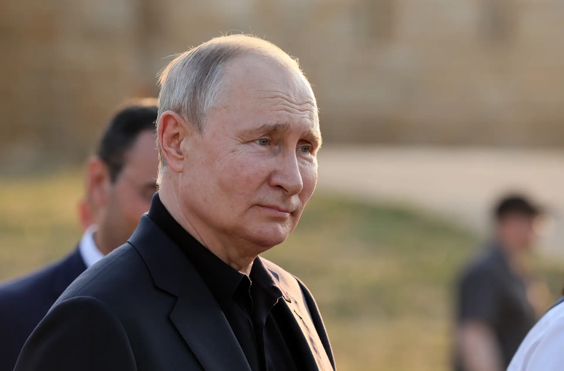 Putin admite encaminhar turistas russos para a Crimeia